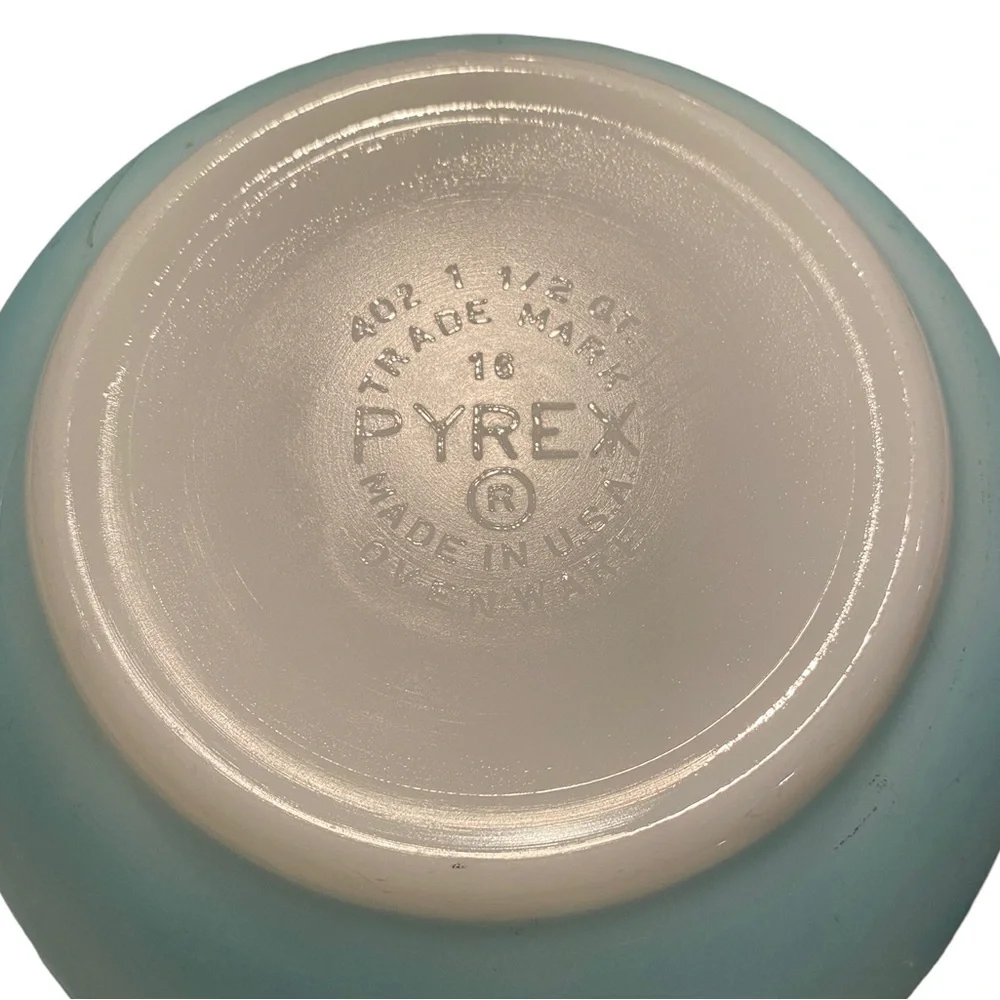Pyrex Robin’s Egg Turquoise Blue Mixing Bowl 402 1.5 Quart Mid Century Modern
